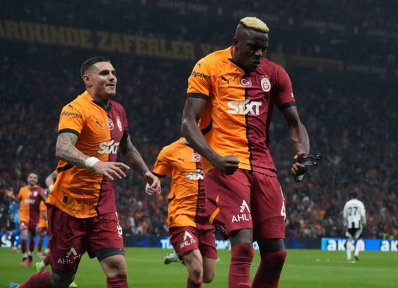 Victor Osimhen (R) of Galatasaray celebrates after scoring the second goal of his team with Mauro Icardi (L) during the Turkish Super League derby match between Galatasaray and Besiktas at Rams Park Stadium in Istanbul , Turkey on October 28 , 2024. ( Photo by Seskimphoto ) Istanbul Turkey Istanbul Turkey Copyright: xSeskimphotox GSaray-Besiktas-281024 (168)