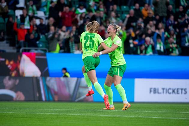 Vivien Endemann VfL Wolfsburg, 25 , Alexandra Popp VfL Wolfsburg, 11 celebrating the goal for 1 0, GER, VfL Wolfsburg vs FC Bayern Muenchen, Football Google Pixel Womens Bundesliga, Matchday 6, Season 2024 2025, 12 10 2024 DFB regulations prohibit any use of photographs as image sequences and or quasi video GER, VfL Wolfsburg vs FC Bayern Muenchen, Football Google Pixel Womens Bundesliga, Matchday 6, Season 2024 2025, 12 10 2024 Wolfsburg Copyright: xEibner-Pressefoto Memmlerx EP_MMR