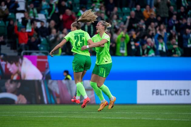 Vivien Endemann VfL Wolfsburg, 25 , Alexandra Popp VfL Wolfsburg, 11 celebrating the goal for 1 0, GER, VfL Wolfsburg vs FC Bayern Muenchen, Football Google Pixel Womens Bundesliga, Matchday 6, Season 2024 2025, 12 10 2024 DFB regulations prohibit any use of photographs as image sequences and or quasi video GER, VfL Wolfsburg vs FC Bayern Muenchen, Football Google Pixel Womens Bundesliga, Matchday 6, Season 2024 2025, 12 10 2024 Wolfsburg Copyright: xEibner-Pressefoto Memmlerx EP_MMR