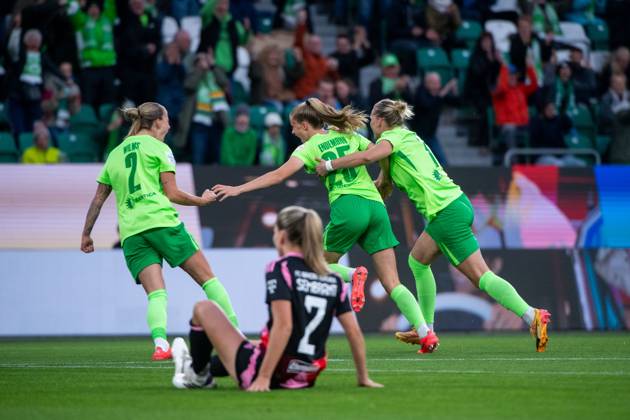 Vivien Endemann VfL Wolfsburg, 25 , Alexandra Popp VfL Wolfsburg, 11 , Lynn Wilms VfL Wolfsburg, 02 celebrate the goal to 1 0, Linda Sembrant FC Bayern Muenchen, 02 is annoyed, GER, VfL Wolfsburg vs FC Bayern Muenchen, Football Google Pixel Womens Bundesliga, 6 Spieltag, Saison 2024 2025, 12 10 2024 DFB regulations prohibit any use of photographs as image sequences and or quasi video GER, VfL Wolfsburg vs FC Bayern Muenchen, Fußball Google Pixel Frauen Bundesliga, 6 Spieltag, Saison 2024 2025, 12 10 2024 Wolfsburg Copyright: xEibner-Pressefoto Memmlerx EP_MMR