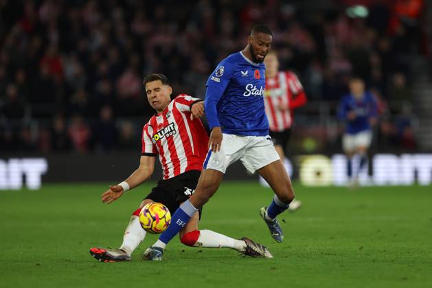 Football - 2024 2025 Premier League - Southampton vs Everton - St Mary™s Stadium - Saturday 2nd November 2024 Jan Bednarek of Southampton tackles Beto of Everton during the Premier League match at St Mary™s Stadium COLORSPORT Shaun Boggust