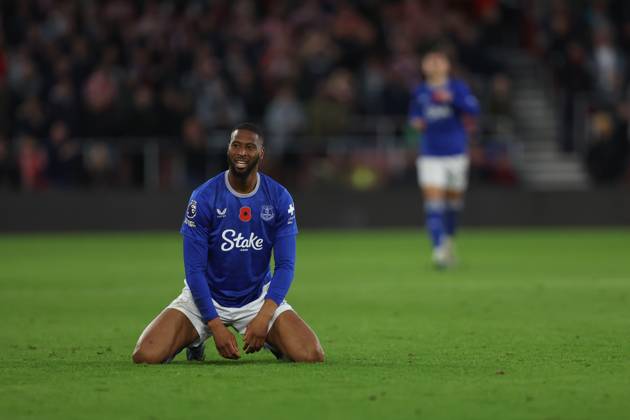 Football - 2024 2025 Premier League - Southampton vs Everton - St Mary™s Stadium - Saturday 2nd November 2024 Beto of Everton can™t believe he™s not won a free kick during the Premier League match at St Mary™s Stadium COLORSPORT Shaun Boggust