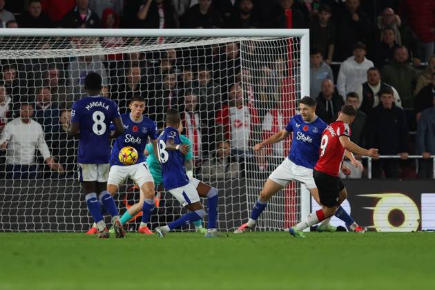 Football - 2024 2025 Premier League - Southampton vs Everton - St Mary™s Stadium - Saturday 2nd November 2024 Adam Armstrong of Southampton opens the scoring during the Premier League match at St Mary™s Stadium COLORSPORT Shaun Boggust