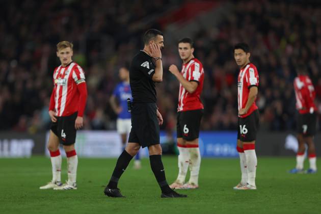 Football - 2024 2025 Premier League - Southampton vs Everton - St Mary™s Stadium - Saturday 2nd November 2024 Referee Mr Andy Madley checks a possible offside with VAR as the Southampton players look on during the Premier League match at St Mary™s Stadium COLORSPORT Shaun Boggust