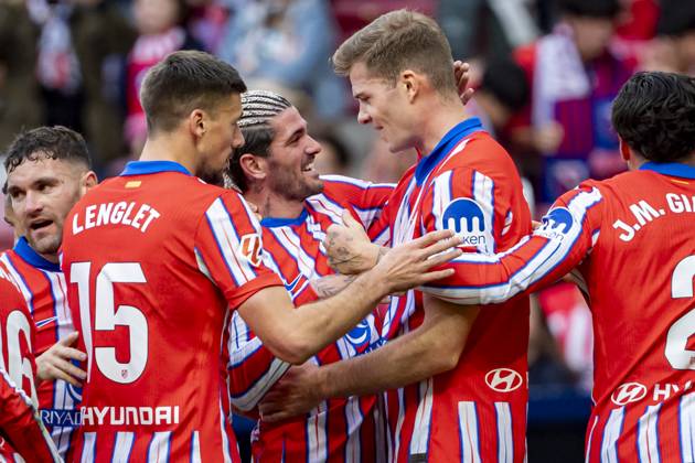 Atletico de Madrid vs UD Las Palmas - La Liga EA Sports 2024 25 Players of Atletico de Madrid (from L to R) Clement Lenglet, Rodrigo De Paul, Alexander Sorloth celebrates a goal during the La Liga EA Sports 2024 25 football match between Atletico de Madrid and UD Las Palmas at Estadio Riyadh Air Metropolitano on November 03, 2024 in Madrid, Spain. Madrid Estadio Riyadh Air Metropolitan Madrid Spain Copyright: xAlbertoxGardinx AGardin_20241103_Football_Liga_Atletico_Madrid_Las_Palmas_342