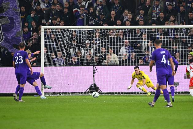 RSC Anderlecht v KV Kortrijk - Jupiler Pro League ANDERLECHT, BELGIUM - NOVEMBER 03 : Dolberg Kasper forward of RSC Anderlecht scores a penalty during the Jupiler Pro League match between RSC Anderlecht and KV Kortrijk on November 3, 2024 in Anderlecht, Belgium, 03 11 2024 Anderlecht Belgium  Copyright: xVincentxKalutx