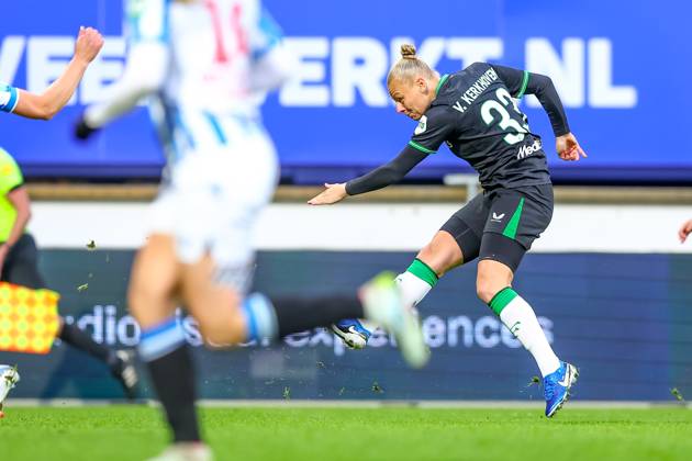 2024-11-02 sc Heerenveen v Feyenoord - Dutch Azerion Women™s Eredivisie HEERENVEEN, NETHERLANDS - NOVEMBER 2: Ella Van Kerkhoven of Feyenoord shoots to score during the Dutch Azerion Women™s Eredivisie match between sc Heerenveen and Feyenoord at Abe Lenstra Stadion on November 2, 2024 in Heerenveen, Netherlands. (Photo by Pieter van der Woude BSR Agency) Heerenveen Netherlands Content not available for redistribution in The Netherlands directly or indirectly through any third parties. Copyright: xBSRxAgencyx