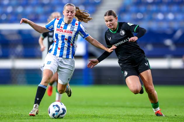 2024-11-02 sc Heerenveen v Feyenoord - Dutch Azerion Women™s Eredivisie HEERENVEEN, NETHERLANDS - NOVEMBER 2: Demi Werther of sc Heerenveen battles for the ball with Justine Brandau of Feyenoord during the Dutch Azerion Women™s Eredivisie match between sc Heerenveen and Feyenoord at Abe Lenstra Stadion on November 2, 2024 in Heerenveen, Netherlands. (Photo by Pieter van der Woude BSR Agency) Heerenveen Netherlands Content not available for redistribution in The Netherlands directly or indirectly through any third parties. Copyright: xBSRxAgencyx