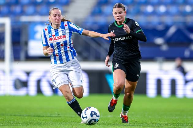 2024-11-02 sc Heerenveen v Feyenoord - Dutch Azerion Women™s Eredivisie HEERENVEEN, NETHERLANDS - NOVEMBER 2: Demi Werther of sc Heerenveen battles for the ball with Justine Brandau of Feyenoord during the Dutch Azerion Women™s Eredivisie match between sc Heerenveen and Feyenoord at Abe Lenstra Stadion on November 2, 2024 in Heerenveen, Netherlands. (Photo by Pieter van der Woude BSR Agency) Heerenveen Netherlands Content not available for redistribution in The Netherlands directly or indirectly through any third parties. Copyright: xBSRxAgencyx