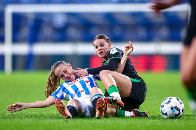 2024-11-02 sc Heerenveen v Feyenoord - Dutch Azerion Women™s Eredivisie HEERENVEEN, NETHERLANDS - NOVEMBER 2: Demi Werther of sc Heerenveen battles for the ball with Justine Brandau of Feyenoord during the Dutch Azerion Women™s Eredivisie match between sc Heerenveen and Feyenoord at Abe Lenstra Stadion on November 2, 2024 in Heerenveen, Netherlands. (Photo by Pieter van der Woude BSR Agency) Heerenveen Netherlands Content not available for redistribution in The Netherlands directly or indirectly through any third parties. Copyright: xBSRxAgencyx