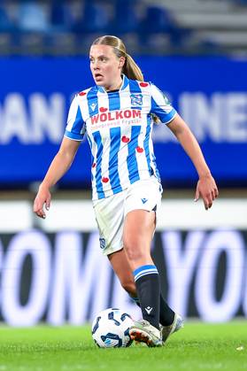 2024-11-02 sc Heerenveen v Feyenoord - Dutch Azerion Women™s Eredivisie HEERENVEEN, NETHERLANDS - NOVEMBER 2: Eef Smits of sc Heerenveen dribbles with the ball during the Dutch Azerion Women™s Eredivisie match between sc Heerenveen and Feyenoord at Abe Lenstra Stadion on November 2, 2024 in Heerenveen, Netherlands. (Photo by Pieter van der Woude BSR Agency) Heerenveen Netherlands Content not available for redistribution in The Netherlands directly or indirectly through any third parties. Copyright: xBSRxAgencyx