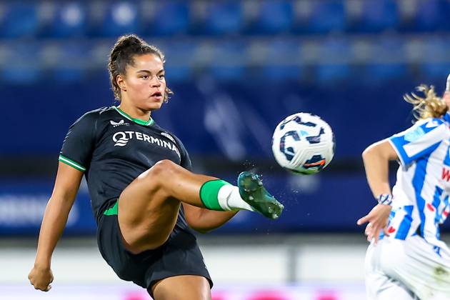 2024-11-02 sc Heerenveen v Feyenoord - Dutch Azerion Women™s Eredivisie HEERENVEEN, NETHERLANDS - NOVEMBER 2: Jada Conijnenberg of Feyenoord controlls the ball during the Dutch Azerion Women™s Eredivisie match between sc Heerenveen and Feyenoord at Abe Lenstra Stadion on November 2, 2024 in Heerenveen, Netherlands. (Photo by Pieter van der Woude BSR Agency) Heerenveen Netherlands Content not available for redistribution in The Netherlands directly or indirectly through any third parties. Copyright: xBSRxAgencyx