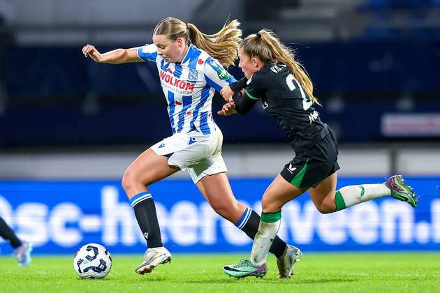 2024-11-02 sc Heerenveen v Feyenoord - Dutch Azerion Women™s Eredivisie HEERENVEEN, NETHERLANDS - NOVEMBER 2: Eef Smits of sc Heerenveen is challenged by Romeà Van De Lavoir of Feyenoord during the Dutch Azerion Women™s Eredivisie match between sc Heerenveen and Feyenoord at Abe Lenstra Stadion on November 2, 2024 in Heerenveen, Netherlands. (Photo by Pieter van der Woude BSR Agency) Heerenveen Netherlands Content not available for redistribution in The Netherlands directly or indirectly through any third parties. Copyright: xBSRxAgencyx