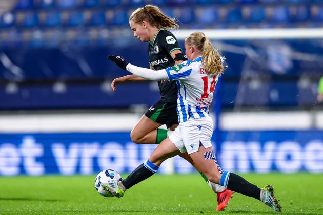 2024-11-02 sc Heerenveen v Feyenoord - Dutch Azerion Women™s Eredivisie HEERENVEEN, NETHERLANDS - NOVEMBER 2: Jarne Teulings of Feyenoord battles for the ball with Elize Van Vilsteren of sc Heerenveen during the Dutch Azerion Women™s Eredivisie match between sc Heerenveen and Feyenoord at Abe Lenstra Stadion on November 2, 2024 in Heerenveen, Netherlands. (Photo by Pieter van der Woude BSR Agency) Heerenveen Netherlands Content not available for redistribution in The Netherlands directly or indirectly through any third parties. Copyright: xBSRxAgencyx