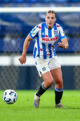2024-11-02 sc Heerenveen v Feyenoord - Dutch Azerion Women™s Eredivisie HEERENVEEN, NETHERLANDS - NOVEMBER 2: Eef Smits of sc Heerenveen runs with the ball during the Dutch Azerion Women™s Eredivisie match between sc Heerenveen and Feyenoord at Abe Lenstra Stadion on November 2, 2024 in Heerenveen, Netherlands. (Photo by Pieter van der Woude BSR Agency) Heerenveen Netherlands Content not available for redistribution in The Netherlands directly or indirectly through any third parties. Copyright: xBSRxAgencyx