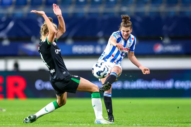 2024-11-02 sc Heerenveen v Feyenoord - Dutch Azerion Women™s Eredivisie HEERENVEEN, NETHERLANDS - NOVEMBER 2: Chantal Schouwstra of sc Heerenveen is challenged by Esmee De Graaf of Feyenoord during the Dutch Azerion Women™s Eredivisie match between sc Heerenveen and Feyenoord at Abe Lenstra Stadion on November 2, 2024 in Heerenveen, Netherlands. (Photo by Pieter van der Woude BSR Agency) Heerenveen Netherlands Content not available for redistribution in The Netherlands directly or indirectly through any third parties. Copyright: xBSRxAgencyx