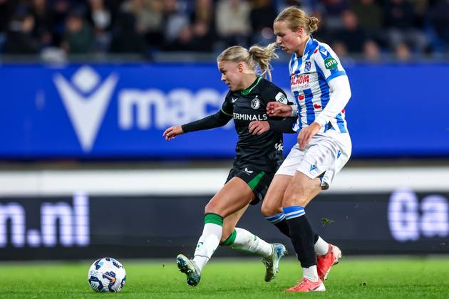 2024-11-02 sc Heerenveen v Feyenoord - Dutch Azerion Women™s Eredivisie HEERENVEEN, NETHERLANDS - NOVEMBER 2: Noëlle Van Der Sluijs of Feyenoord battles for the ball with Evi Maatman of sc Heerenveen during the Dutch Azerion Women™s Eredivisie match between sc Heerenveen and Feyenoord at Abe Lenstra Stadion on November 2, 2024 in Heerenveen, Netherlands. (Photo by Pieter van der Woude BSR Agency) Heerenveen Netherlands Content not available for redistribution in The Netherlands directly or indirectly through any third parties. Copyright: xBSRxAgencyx