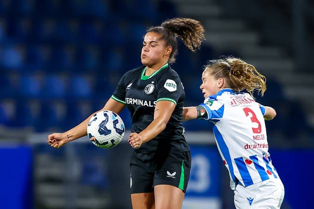 2024-11-02 sc Heerenveen v Feyenoord - Dutch Azerion Women™s Eredivisie HEERENVEEN, NETHERLANDS - NOVEMBER 2: Jada Conijnenberg of Feyenoord is challenged by Fenna Meijer of sc Heerenveen during the Dutch Azerion Women™s Eredivisie match between sc Heerenveen and Feyenoord at Abe Lenstra Stadion on November 2, 2024 in Heerenveen, Netherlands. (Photo by Pieter van der Woude BSR Agency) Heerenveen Netherlands Content not available for redistribution in The Netherlands directly or indirectly through any third parties. Copyright: xBSRxAgencyx