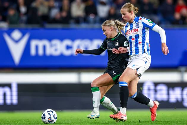 2024-11-02 sc Heerenveen v Feyenoord - Dutch Azerion Women™s Eredivisie HEERENVEEN, NETHERLANDS - NOVEMBER 2: Noëlle Van Der Sluijs of Feyenoord battles for the ball with Evi Maatman of sc Heerenveen during the Dutch Azerion Women™s Eredivisie match between sc Heerenveen and Feyenoord at Abe Lenstra Stadion on November 2, 2024 in Heerenveen, Netherlands. (Photo by Pieter van der Woude BSR Agency) Heerenveen Netherlands Content not available for redistribution in The Netherlands directly or indirectly through any third parties. Copyright: xBSRxAgencyx