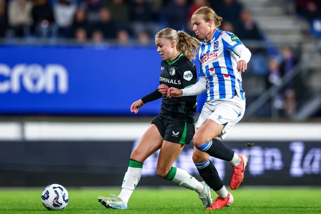 2024-11-02 sc Heerenveen v Feyenoord - Dutch Azerion Women™s Eredivisie HEERENVEEN, NETHERLANDS - NOVEMBER 2: Noëlle Van Der Sluijs of Feyenoord battles for the ball with Evi Maatman of sc Heerenveen during the Dutch Azerion Women™s Eredivisie match between sc Heerenveen and Feyenoord at Abe Lenstra Stadion on November 2, 2024 in Heerenveen, Netherlands. (Photo by Pieter van der Woude BSR Agency) Heerenveen Netherlands Content not available for redistribution in The Netherlands directly or indirectly through any third parties. Copyright: xBSRxAgencyx