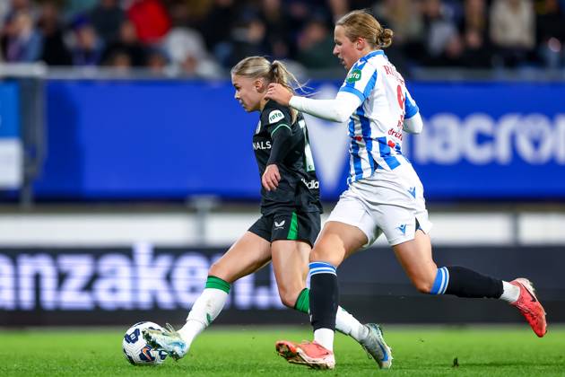 2024-11-02 sc Heerenveen v Feyenoord - Dutch Azerion Women™s Eredivisie HEERENVEEN, NETHERLANDS - NOVEMBER 2: Noëlle Van Der Sluijs of Feyenoord battles for the ball with Evi Maatman of sc Heerenveen during the Dutch Azerion Women™s Eredivisie match between sc Heerenveen and Feyenoord at Abe Lenstra Stadion on November 2, 2024 in Heerenveen, Netherlands. (Photo by Pieter van der Woude BSR Agency) Heerenveen Netherlands Content not available for redistribution in The Netherlands directly or indirectly through any third parties. Copyright: xBSRxAgencyx