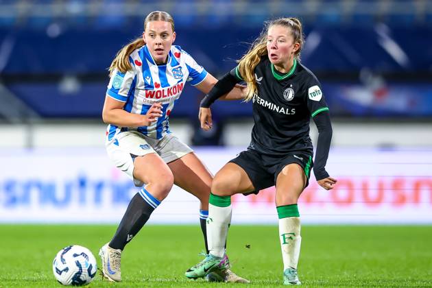 2024-11-02 sc Heerenveen v Feyenoord - Dutch Azerion Women™s Eredivisie HEERENVEEN, NETHERLANDS - NOVEMBER 2: Eef Smits of sc Heerenveen battles for the ball with Romeà Van De Lavoir of Feyenoord during the Dutch Azerion Women™s Eredivisie match between sc Heerenveen and Feyenoord at Abe Lenstra Stadion on November 2, 2024 in Heerenveen, Netherlands. (Photo by Pieter van der Woude BSR Agency) Heerenveen Netherlands Content not available for redistribution in The Netherlands directly or indirectly through any third parties. Copyright: xBSRxAgencyx