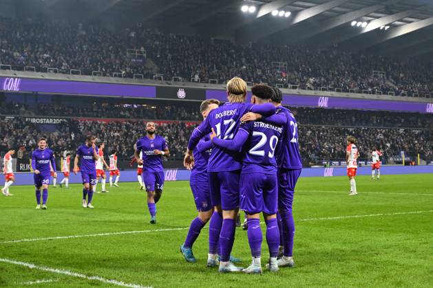 RSC Anderlecht v KV Kortrijk - Jupiler Pro League ANDERLECHT, BELGIUM - NOVEMBER 03 : Stroeykens Mario midfielder of RSC Anderlecht celebrates scoring a goal with teammates during the Jupiler Pro League match between RSC Anderlecht and KV Kortrijk on November 3, 2024 in Anderlecht, Belgium, 03 11 2024 Anderlecht Belgium  Copyright: xVincentxKalutx