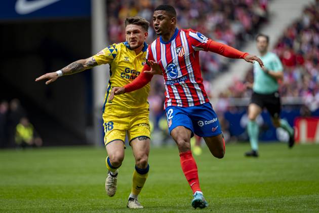 Atletico de Madrid vs UD Las Palmas - La Liga EA Sports 2024 25 Samuel Lino of Atletico de Madrid (R) in action against Victor Alvarez Rozada (Viti) of UD Las Palmas (L) during the La Liga EA Sports 2024 25 football match between Atletico de Madrid and UD Las Palmas at Estadio Riyadh Air Metropolitano on November 03, 2024 in Madrid, Spain. Madrid Estadio Riyadh Air Metropolitan Madrid Spain Copyright: xAlbertoxGardinx AGardin_20241103_Football_Liga_Atletico_Madrid_Las_Palmas_153