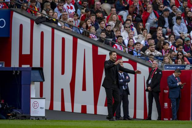 Atletico de Madrid vs UD Las Palmas - La Liga EA Sports 2024 25 Diego Pablo Simeone, head coach of Atletico de Madrid seen during the La Liga EA Sports 2024 25 football match between Atletico de Madrid and UD Las Palmas at Estadio Riyadh Air Metropolitano on November 03, 2024 in Madrid, Spain. Madrid Estadio Riyadh Air Metropolitan Madrid Spain Copyright: xAlbertoxGardinx AGardin_20241103_Football_Liga_Atletico_Madrid_Las_Palmas_154
