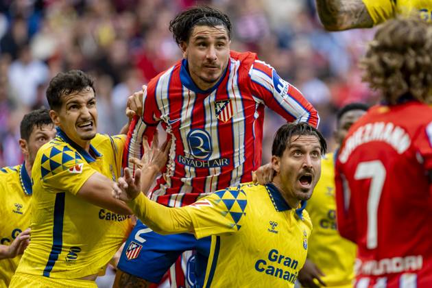 Atletico de Madrid vs UD Las Palmas - La Liga EA Sports 2024 25 Jose Gimenez of Atletico de Madrid (C) fights for the ball against Alex Munoz (L) and Jose Gomez Campana (R) of UD Las Palmas during the La Liga EA Sports 2024 25 football match between Atletico de Madrid and UD Las Palmas at Estadio Riyadh Air Metropolitano on November 03, 2024 in Madrid, Spain. Madrid Estadio Riyadh Air Metropolitan Madrid Spain Copyright: xAlbertoxGardinx AGardin_20241103_Football_Liga_Atletico_Madrid_Las_Palmas_170