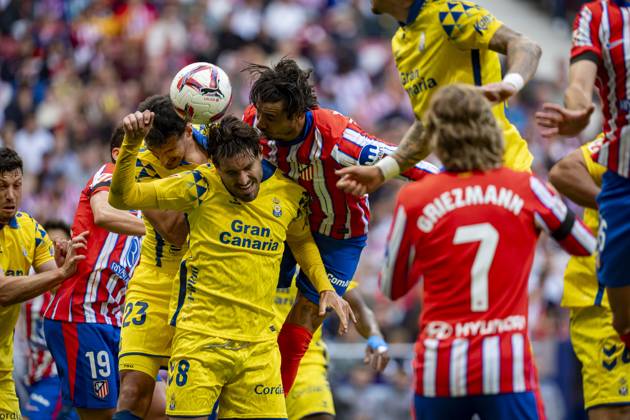 Atletico de Madrid vs UD Las Palmas - La Liga EA Sports 2024 25 Jose Gimenez of Atletico de Madrid (C) fights for the ball against Alex Munoz (L) and Jose Gomez Campana (R) of UD Las Palmas during the La Liga EA Sports 2024 25 football match between Atletico de Madrid and UD Las Palmas at Estadio Riyadh Air Metropolitano on November 03, 2024 in Madrid, Spain. Madrid Estadio Riyadh Air Metropolitan Madrid Spain Copyright: xAlbertoxGardinx AGardin_20241103_Football_Liga_Atletico_Madrid_Las_Palmas_174