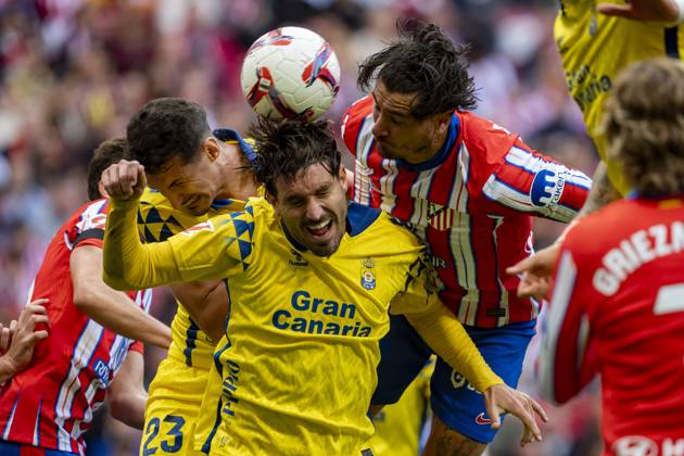 Atletico de Madrid vs UD Las Palmas - La Liga EA Sports 2024 25 Jose Gimenez of Atletico de Madrid (C) fights for the ball against Alex Munoz (L) and Jose Gomez Campana (R) of UD Las Palmas during the La Liga EA Sports 2024 25 football match between Atletico de Madrid and UD Las Palmas at Estadio Riyadh Air Metropolitano on November 03, 2024 in Madrid, Spain. Madrid Estadio Riyadh Air Metropolitan Madrid Spain Copyright: xAlbertoxGardinx AGardin_20241103_Football_Liga_Atletico_Madrid_Las_Palmas_175