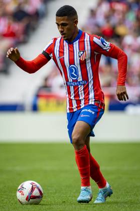 Atletico de Madrid vs UD Las Palmas - La Liga EA Sports 2024 25 Samuel Lino of Atletico de Madrid in action with the ball during the La Liga EA Sports 2024 25 football match between Atletico de Madrid and UD Las Palmas at Estadio Riyadh Air Metropolitano on November 03, 2024 in Madrid, Spain. Madrid Estadio Riyadh Air Metropolitan Madrid Spain Copyright: xAlbertoxGardinx AGardin_20241103_Football_Liga_Atletico_Madrid_Las_Palmas_190