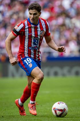 Atletico de Madrid vs UD Las Palmas - La Liga EA Sports 2024 25 Julian Alvarez of Atletico de Madrid in action with the ball during the La Liga EA Sports 2024 25 football match between Atletico de Madrid and UD Las Palmas at Estadio Riyadh Air Metropolitano on November 03, 2024 in Madrid, Spain. Madrid Estadio Riyadh Air Metropolitan Madrid Spain Copyright: xAlbertoxGardinx AGardin_20241103_Football_Liga_Atletico_Madrid_Las_Palmas_194