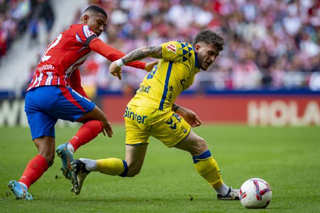 Atletico de Madrid vs UD Las Palmas - La Liga EA Sports 2024 25 Victor Alvarez Rozada (Viti) of UD Las Palmas (R) fights for the ball against Samuel Lino of Atletico de Madrid (L) during the La Liga EA Sports 2024 25 football match between Atletico de Madrid and UD Las Palmas at Estadio Riyadh Air Metropolitano on November 03, 2024 in Madrid, Spain. Madrid Estadio Riyadh Air Metropolitan Madrid Spain Copyright: xAlbertoxGardinx AGardin_20241103_Football_Liga_Atletico_Madrid_Las_Palmas_222