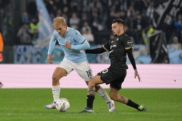 CALCIO - Serie A - SS Lazio vs Cagliari Calcio Lazioâ??s Gustav Isaksen and Cagliari s Gianluca Gaetano during the Italian Football Championship League A 2024 2025 match between SS Lazio vs Cagliari Calcio at the Olimpic Stadium in Rome on 04 November 2024. Rome Italy Copyright: xIPAxSport ABACAx