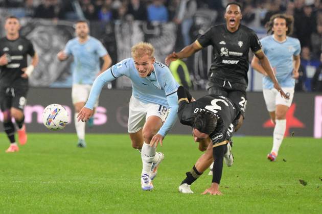 CALCIO - Serie A - SS Lazio vs Cagliari Calcio Lazioâ??s Gustav Isaksen and Cagliari s Tommaso Augello during the Italian Football Championship League A 2024 2025 match between SS Lazio vs Cagliari Calcio at the Olimpic Stadium in Rome on 04 November 2024. Rome Italy Copyright: xIPAxSport ABACAx