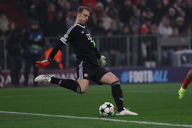 Munich, Alianz Arena UEFA Champions League 2024 25 on 6 11 2024 Matchday 4 FC Bayern Munich SL Benfica v l , Manuel Neuer FC Bayern Munich on the ball, cropped image, single image, full body, action, action scene DFL DFB REGULATIONS PROHIBIT ANY USE OF PHOTOGRAPHS as IMAGE SEQUENCES and or QUASI VIDEO Copyright: JoaquimxFerreira