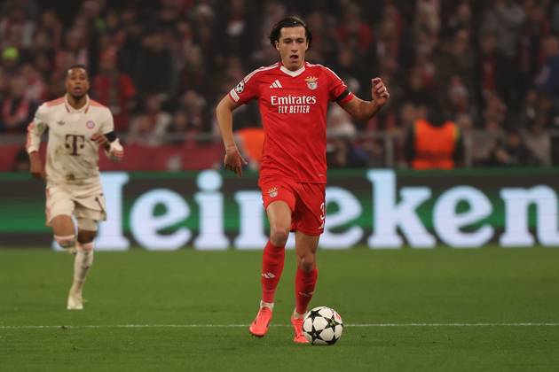 Munich, Alianz Arena UEFA Champions League 2024 25 on 6 11 2024 Matchday 4 FC Bayern Munich SL Benfica v l , Alvaro Fernandez Carreras S L Benfica on the ball, cropped image, single image, full body, action, action, match scene DFL DFB REGULATIONS PROHIBIT ANY USE OF PHOTOGRAPHS as IMAGE SEQUENCES and or QUASI VIDEO Copyright: JoaquimxFerreira