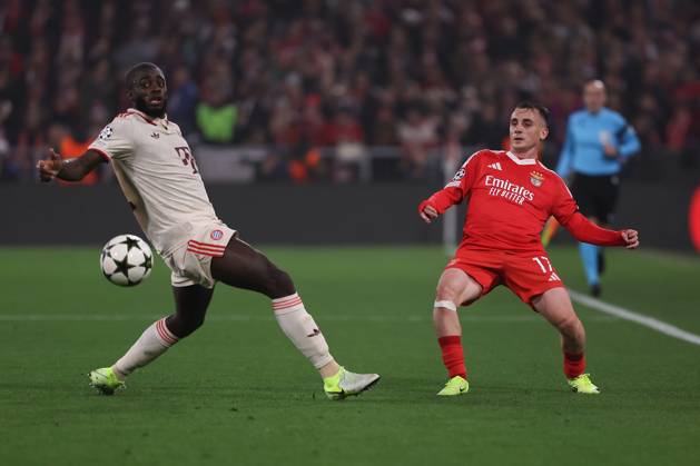 Munich, Alianz Arena UEFA Champions League 2024 25 am 6 11 2024 Matchday 4 FC Bayern München SL Benfica v l , Dayot Upamecano FC Bayern München , Kerem Aktürkoglu S L Benfica Zweikampf, Action, Aktion, Battles for the Ball DFL DFB REGULATIONS PROHIBIT ANY USE OF PHOTOGRAPHS as IMAGE SEQUENCES and or QUASI VIDEO Copyright: JoaquimxFerreira