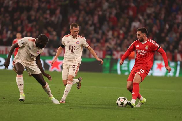 Munich, Alianz Arena UEFA Champions League 2024 25 am 6 11 2024 Matchday 4 FC Bayern München SL Benfica v l , Dayot Upamecano FC Bayern München , Joshua Kimmich FC Bayern München , Orkun Kokcu S L Benfica Zweikampf, Action, Aktion, Battles for the Ball DFL DFB REGULATIONS PROHIBIT ANY USE OF PHOTOGRAPHS as IMAGE SEQUENCES and or QUASI VIDEO Copyright: JoaquimxFerreira