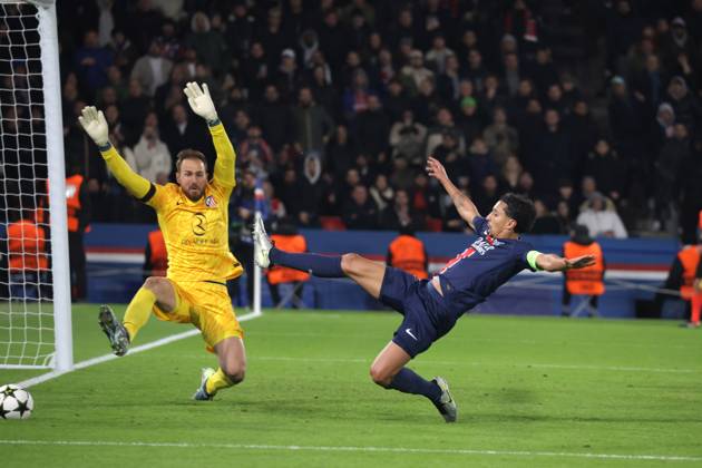 France - UEFA Champions League Paris Saint Germain vs. Atletico de Madrid - 06 11 2024 FRANCE, PARIS, NOVEMBER 06. Marquinhos of Paris SG misses a chance to score a goal under pressure from Jan Oblak of Atletico de Madrid during the UEFA Champions League football match between Paris Saint Germain and Atletico de Madrid on November 06, 2024 at Parc des Princes in Paris, France. Photo by Manuel Blondeau AOP.Press Paris Parc des Princes France Copyright: x ManuelxBlondeau AOP.Pressx AOP20241106-0006