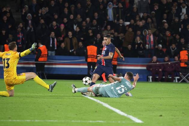 France - UEFA Champions League Paris Saint Germain vs. Atletico de Madrid - 06 11 2024 FRANCE, PARIS, NOVEMBER 06. Achraf Hakimi of Paris SG is tackled by Clement Lenglet of Atletico de Madrid during the UEFA Champions League football match between Paris Saint Germain and Atletico de Madrid on November 06, 2024 at Parc des Princes in Paris, France. Photo by Manuel Blondeau AOP.Press Paris Parc des Princes France Copyright: x ManuelxBlondeau AOP.Pressx AOP20241106-0010