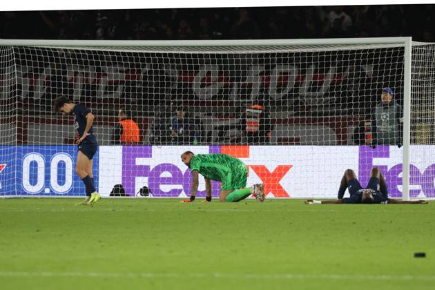 France - UEFA Champions League Paris Saint Germain vs. Atletico de Madrid - 06 11 2024 FRANCE, PARIS, NOVEMBER 06. Vitinha of Paris SG and Gianluigi Donnarumma of Paris SG and William Pacho of Paris SG (from L to R) look dejected during the UEFA Champions League football match between Paris Saint Germain and Atletico de Madrid on November 06, 2024 at Parc des Princes in Paris, France. Photo by Manuel Blondeau AOP.Press Paris Parc des Princes France Copyright: x ManuelxBlondeau AOP.Pressx AOP20241106-0013