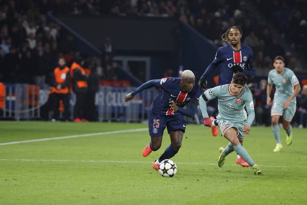 Football : PSG - Atletico Madrid (1-2). 6 Novembre 2024 - Paris, France : PSG vs Atletico Madrid dans la premiere phase de la Ligue des Champions de football. Atleico Madrid bat PSG 2-1. Nuno Mendes (Paris en maillot bleu) contre Giuliano Simeone (Atletico en maillot rbleu ciel) ici en action. (Photo Henri Szwarc Starface) 311231 2024-11-06 Paris France Copyright: xHenrixSzwarcx xStarfacex STAR_311231_037