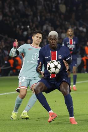 Football : PSG - Atletico Madrid (1-2). 6 Novembre 2024 - Paris, France : PSG vs Atletico Madrid dans la premiere phase de la Ligue des Champions de football. Atleico Madrid bat PSG 2-1. Nuno Mendes (Paris en maillot bleu) contre Giuliano Simeone (Atletico en maillot rbleu ciel) ici en action. (Photo Henri Szwarc Starface) 311231 2024-11-06 Paris France Copyright: xHenrixSzwarcx xStarfacex STAR_311231_038