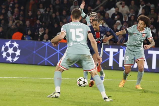 Football : PSG - Atletico Madrid (1-2). 6 Novembre 2024 - Paris, France : PSG vs Atletico Madrid dans la premiere phase de la Ligue des Champions de football. Atleico Madrid bat PSG 2-1. Bradley Barcola (Paris en maillot bleu) ici en action. (Photo Henri Szwarc Starface) 311231 2024-11-06 Paris France Copyright: xHenrixSzwarcx xStarfacex STAR_311231_064