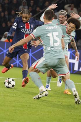 Football : PSG - Atletico Madrid (1-2). 6 Novembre 2024 - Paris, France : PSG vs Atletico Madrid dans la premiere phase de la Ligue des Champions de football. Atleico Madrid bat PSG 2-1. Bradley Barcola (Paris en maillot bleu) ici en action. (Photo Henri Szwarc Starface) 311231 2024-11-06 Paris France Copyright: xHenrixSzwarcx xStarfacex STAR_311231_065