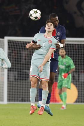 Football : PSG - Atletico Madrid (1-2). 6 Novembre 2024 - Paris, France : PSG vs Atletico Madrid dans la premiere phase de la Ligue des Champions de football. Atleico Madrid bat PSG 2-1. Willian Pacho (Paris en maillot bleu) contre Julian Alvarez (Atletico en maillot rbleu ciel) ici en action. (Photo Henri Szwarc Starface) 311231 2024-11-06 Paris France Copyright: xHenrixSzwarcx xStarfacex STAR_311231_066