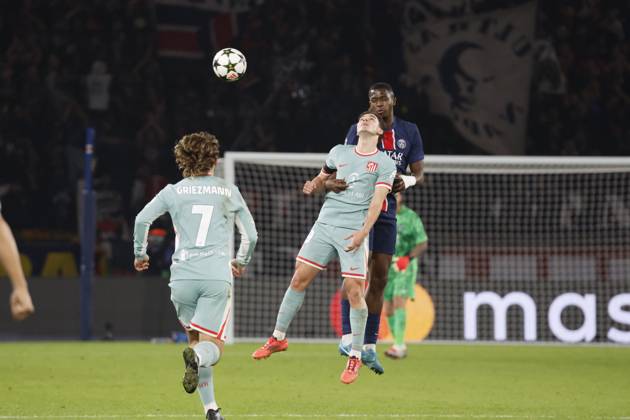 Football : PSG - Atletico Madrid (1-2). 6 Novembre 2024 - Paris, France : PSG vs Atletico Madrid dans la premiere phase de la Ligue des Champions de football. Atleico Madrid bat PSG 2-1. Willian Pacho (Paris en maillot bleu) contre Julian Alvarez (Atletico en maillot rbleu ciel) ici en action. (Photo Henri Szwarc Starface) 311231 2024-11-06 Paris France Copyright: xHenrixSzwarcx xStarfacex STAR_311231_067